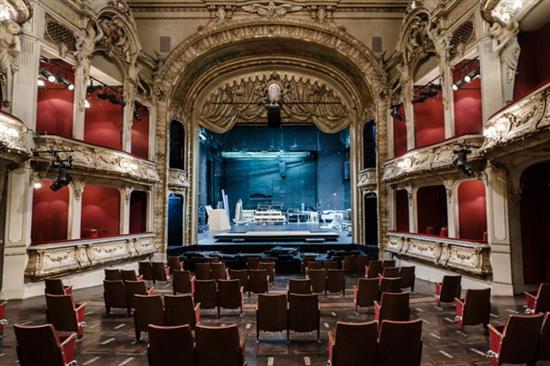 被剥掉了座位的柏林剧院?图片来源：Clemens Bilan